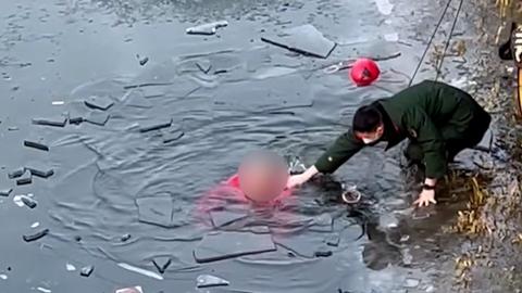 蓝睡衣老兵冰河托举生命!六旬退役军人寒冬勇救落水女童