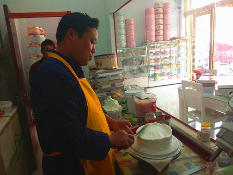 1元蛋糕背后的乡村温度：河南大叔坚守“良心价”拒绝涨价