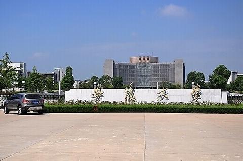 安徽大学自动售卖机可乐仅售1.7元引发热议，折射校园经济深刻变革