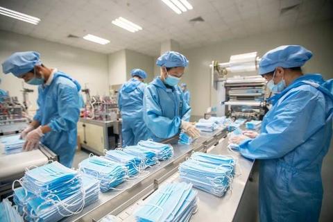 口罩夹层惊现苍蝇尸体，医用防护品安全底线何在？