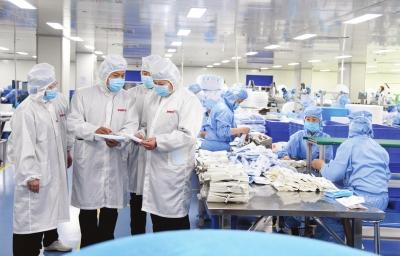 品牌医用口罩惊现苍蝇尸体，生产企业急查生产线漏洞