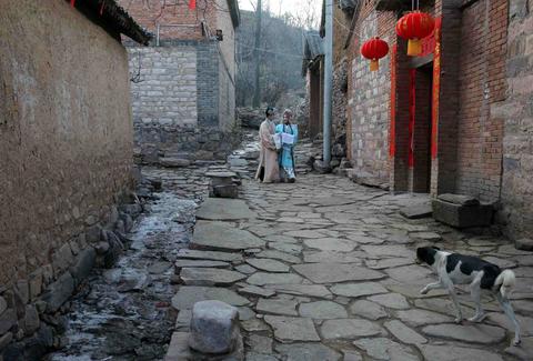 驴一天片酬500元！600年古村变身“竖店影视基地”