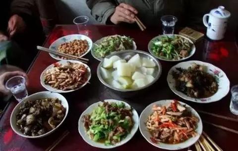 湖北英山杀猪饭一夜爆火！20桌变2000人，小山村上演乡村振兴奇迹