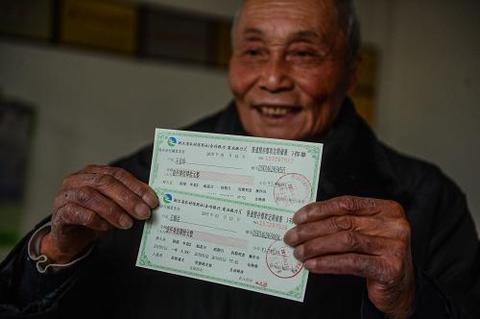 殡仪馆棉被藏41万存单:一场关于老年人财富管理的深度反思