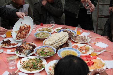 00后回村“继承家业”：安徽乡村流动宴席成春节经济新引擎