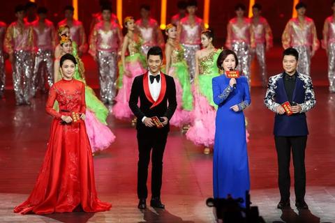 安徽阜阳家族创新春节经济模式:18个家庭凑钱办春晚,一天走完17家亲戚