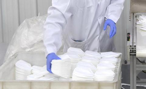 口罩惊现苍蝇尸体：医用防护品质量安全警钟再响